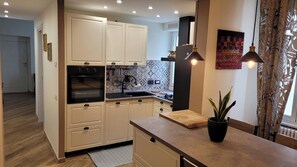 Frigorífico, horno, placa de cocina y lavavajillas