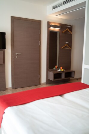 Comfort dubbelrum | Allergitestade sängkläder, värdeförvaringsskåp på rummet och skrivbord