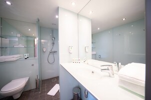 Ducha, secador de pelo, suelo radiante y toallas