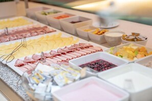 Frukostbuffé varje dag (EUR 17 per person)