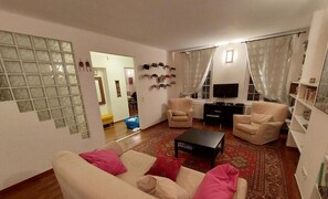 Living area - Quiet, spacious, and well-equipped apartment between Chain Bridge and Parliament (Budapest)