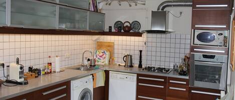 冷蔵庫、電子レンジ、オーブン、コンロ