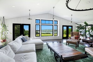 Smart TV, fireplace - Paradise Found. The Ultimate Skaneateles Lake Retreat. (Skaneateles)