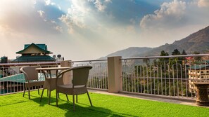 Outdoor dining - Mohija Homestay: Cozy Family Suite I 1BHK I Kitchen I Open Terrace (Kandaghat)
