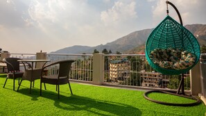 Outdoor dining - Mohija Homestay: Cozy Family Suite I 1BHK I Kitchen I Open Terrace (Kandaghat)