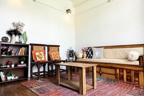 Smart TV, books - Mohija Homestay: Cozy Family Suite I 1BHK I Kitchen I Open Terrace (Kandaghat)