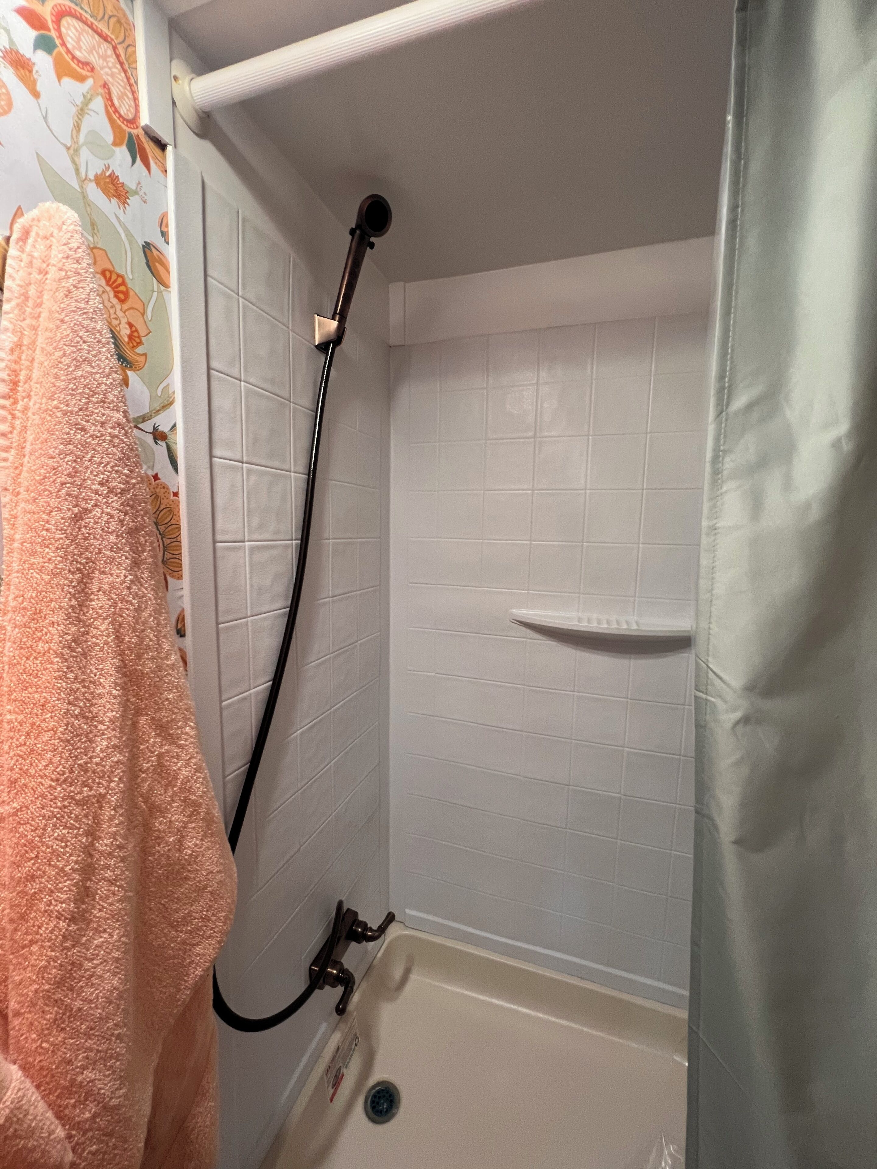 Een douche, een haardroger, handdoeken, zeep