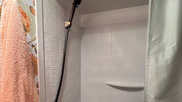 Een douche, een haardroger, handdoeken, zeep