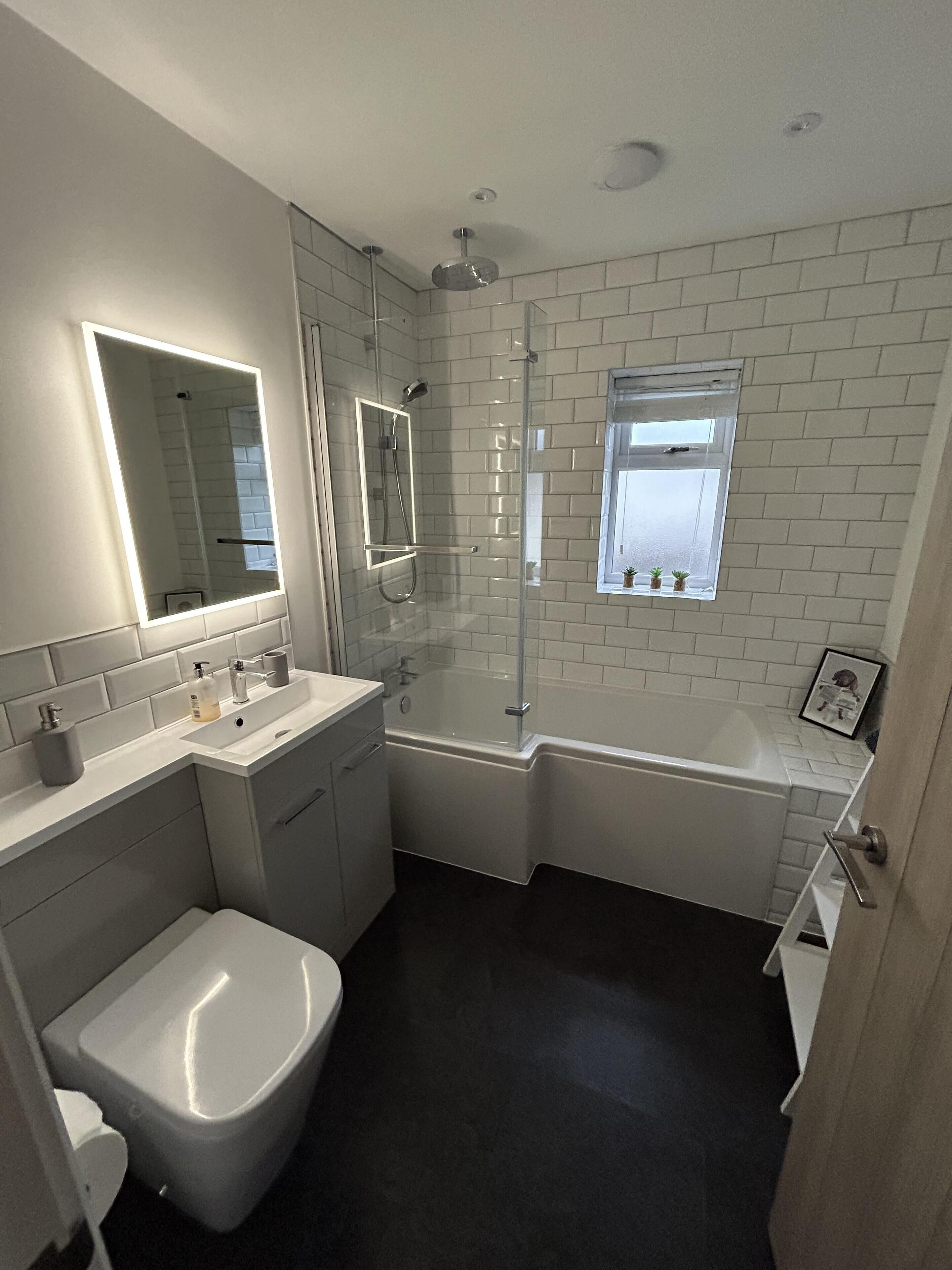 House | Bathroom | Combined shower/bathtub, deep-soaking bathtub, hair dryer, towels