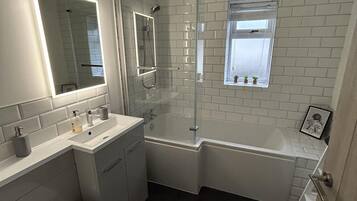House | Bathroom | Combined shower/bathtub, deep-soaking bathtub, hair dryer, towels