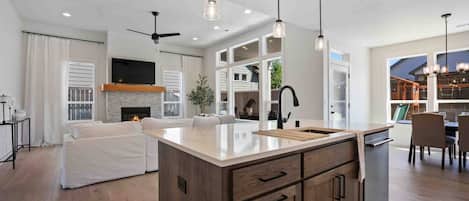 House, 4 Bedrooms, Patio | Interior