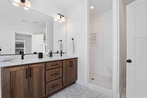 House, 4 Bedrooms, Patio | Bathroom - Prestine and Comfortable Home (Brush Prairie)