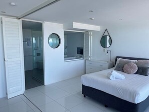 1 bedroom, iron/ironing board, WiFi, bed sheets - absolute Beachfront Central Surfers Paradise (Surfers Paradise)