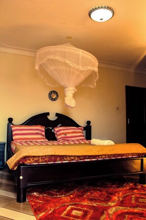 1 bedroom, premium bedding, down duvets, Select Comfort beds - Mbale Travellers Inn (Mbale)