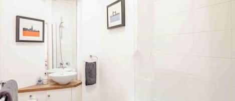 Séchoir à cheveux, serviettes fournies, papier de toilette