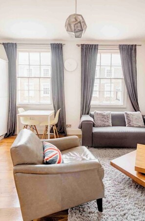 Living area - Central London Warwick Sq# (London)