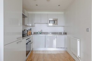 Basic Apartment, 1 Double Bed | Private kitchen