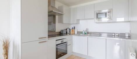 Basic Apartment, 1 Double Bed | Private kitchen