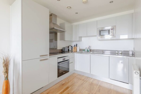 Basic Apartment, 1 Double Bed | Private kitchen