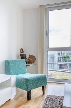 Departamento básico, 1 cama matrimonial | Área de sala de estar | Televisión 