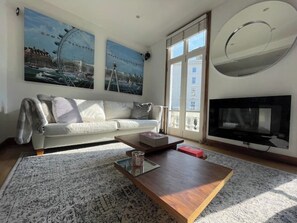 Smart TV, fireplace, stereo