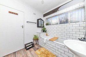 Eenvoudig huis, Meerdere bedden | Badkamer | Een douche, een haardroger, handdoeken, zeep