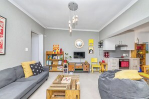 Eenvoudig huis, Meerdere bedden | Woonruimte | Televisie