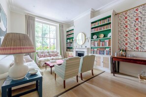 บ้านพักเบสิก, หลายเตียง | บริเวณนั่งเล่น | ทีวี