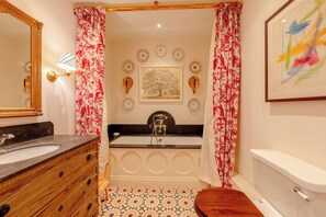 Basic House, Multiple Beds | Bathroom | Shower, towels, soap, shampoo - Luxurious & Stylish 2BD House - Bayswater! (London)