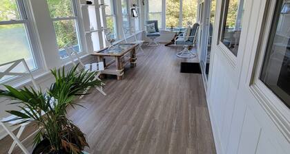 Something for everyone! Walk to beach/restaurant/parks/
shopping/entertainment