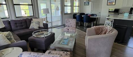 Téléviseur connecté, lecteur de DVD, livres