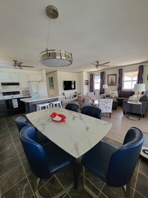 Smart TV, DVD player, books - Walking distance to the beach (Nags Head)