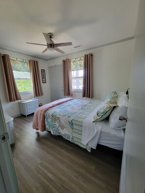 3 bedrooms, iron/ironing board, free WiFi, bed sheets - Walking distance to the beach (Nags Head)