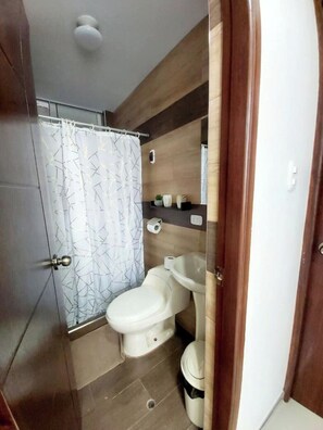 Douche, sèche-cheveux, serviettes fournies, savon