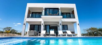 LUX Villa: Ocean View, Private Pool, Chef Avail, Golf & Beach 5 mins. Long Bay