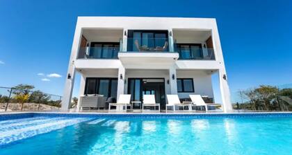 LUX Villa: Ocean View, Private Pool, Chef Avail, Golf & Beach 5 mins. Long Bay