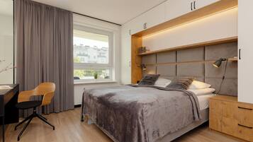 Căn hộ, 1 phòng ngủ, ban công | 1 phòng ngủ, bàn, bộ trải giường