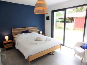 4 bedrooms, iron/ironing board, WiFi, bed sheets