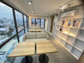 Habitación básica doble | Cocina compartida | Frigobar, artículos de limpieza, toallas de papel y comedor 