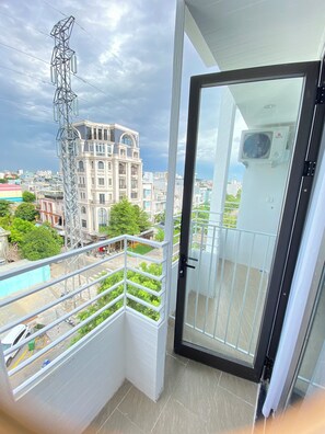 Individually furnished, desk, laptop workspace, soundproofing - GOODTECH LUXURY  Hotel & Apartment (Da Nang)