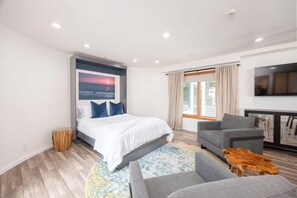 1 bedroom, WiFi, bed sheets - Seaside Art Gallery Loft: Inspire Your Creativity with Breathtaking Views! (El Granada)