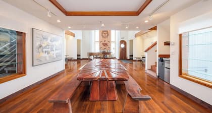 Seaside Art Gallery Loft: Inspire Your Creativity with Breathtaking Views!