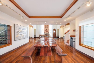 Seaside Art Gallery Loft: Inspire Your Creativity with Breathtaking Views!