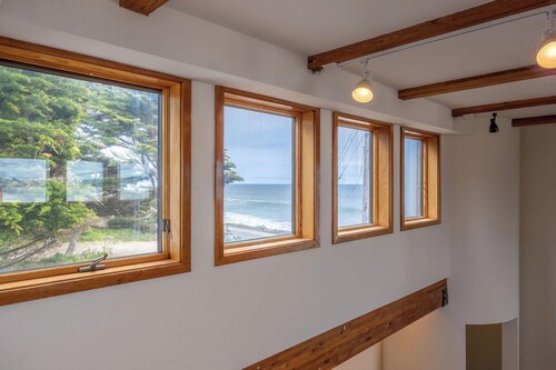 Seaside Art Gallery Loft: Inspire Your Creativity with Breathtaking Views!