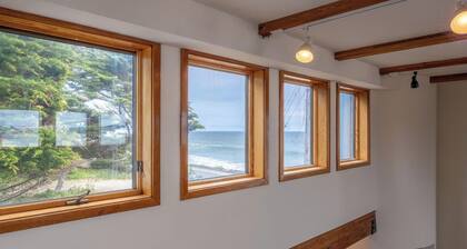 Seaside Art Gallery Loft: Inspire Your Creativity with Breathtaking Views!