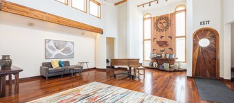 Seaside Art Gallery Loft: Inspire Your Creativity with Breathtaking Views!