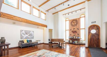 Seaside Art Gallery Loft: Inspire Your Creativity with Breathtaking Views!