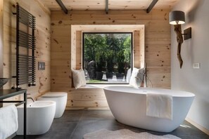Een haardroger, pantoffels, een bidet, handdoeken