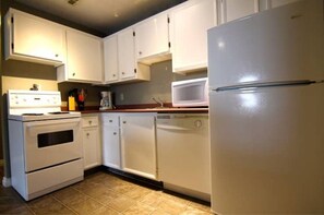 Private kitchen - 1 Bedroom Fully Equipped Condo in River Heights (Saskatoon)