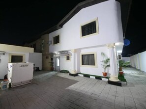 المنشأة من الخارج